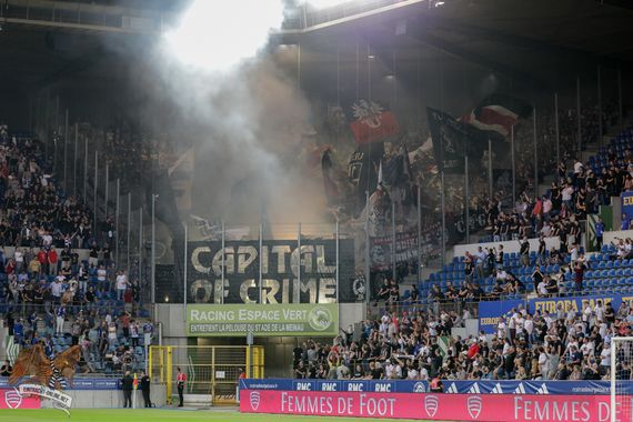 Die Pyroshow der Gästefans.<br />Bild: Eintracht-Online.net”><figcaption>Die Pyroshow der Gästefans.<br />Bild: Eintracht-Online.net</figcaption></figure>
<figure><img decoding=