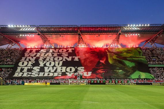 Die Choreografie der Legia-Fans.<br />Bild: legionisci.com“><figcaption>Die Choreografie der Legia-Fans.<br />Bild: legionisci.com</figcaption></figure>
<figure><img decoding=