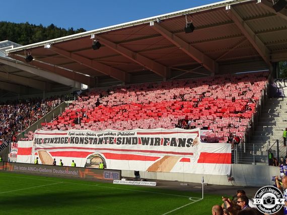 Die Choreografie vor Beginn der 1. Halbzeit.<br />Bild: timo0711.blogspot.de”><figcaption>Die Choreografie vor Beginn der 1. Halbzeit.<br />Bild: timo0711.blogspot.de</figcaption></figure>
<figure><img decoding=