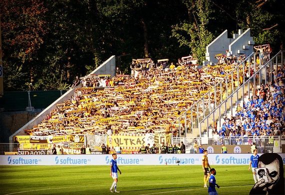 Dynamo-Fans am Freitagabend in Darmstadt.<br />Bild: jokersradeberg.de”><figcaption>Dynamo-Fans am Freitagabend in Darmstadt.<br />Bild: jokersradeberg.de</figcaption></figure>
<figure><img decoding=