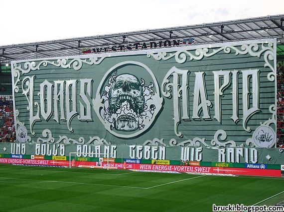 Mit diesem Vorhang vorm Block West ging es los.<br />Bild: brucki.blogspot.com“><figcaption>Mit diesem Vorhang vorm Block West ging es los.<br />Bild: brucki.blogspot.com</figcaption></figure>
<figure><img decoding=