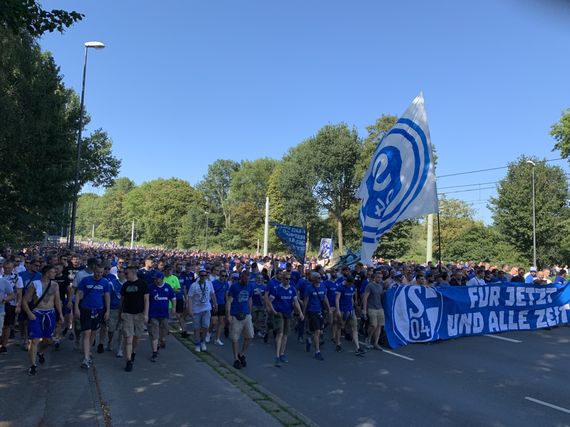 Die Ultras Gelsenkirchen hatten zum Fanmarsch aufgerufen und tausende Schalke-Fans folgten.<br />Bild: Susanne Blondundblau auf Schalke”><figcaption>Die Ultras Gelsenkirchen hatten zum Fanmarsch aufgerufen und tausende Schalke-Fans folgten.<br />Bild: Susanne Blondundblau auf Schalke</figcaption></figure>
<figure><img decoding=