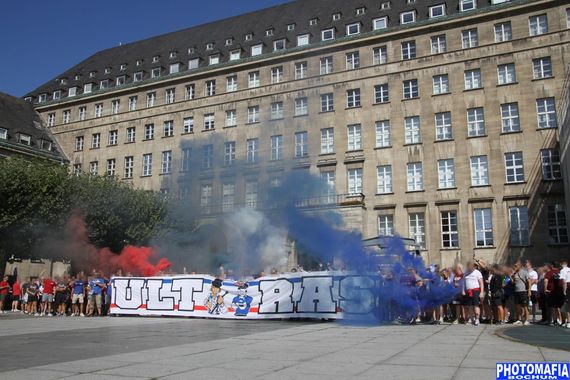 Bochumer und Münchner Ultras am Rathaus in Bochum<br />Bild: Photomafia-Bochum.de”><figcaption>Bochumer und Münchner Ultras am Rathaus in Bochum<br />Bild: Photomafia-Bochum.de</figcaption></figure>
<figure><img decoding=