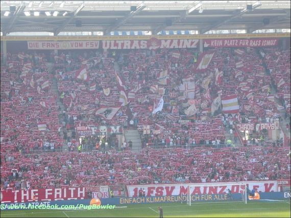 So sieht die Rheinhessentribüne nach dem Umbau aus.<br />Bild: facebook.com/pugbowler”><figcaption>So sieht die Rheinhessentribüne nach dem Umbau aus.<br />Bild: facebook.com/pugbowler</figcaption></figure>
<figure><img decoding=