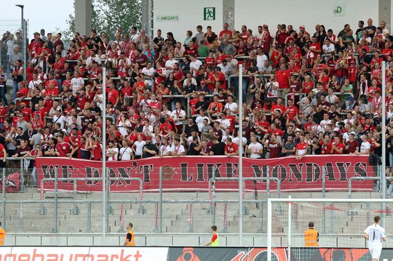 Botschaft gegen Montagsspiele im Gästeblock.<br />Bild: www.der-betze-brennt.de”><figcaption>Botschaft gegen Montagsspiele im Gästeblock.<br />Bild: www.der-betze-brennt.de</figcaption></figure>
<figure><img decoding=