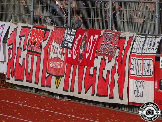 Die Szene E vom SSV Reutlingen 05 und das Commando Cannstatt vom VfB Stuttgart verbindet eine jahrelange Fanfreundschaft.<br />Bild: timo0711.blogspot.de”><figcaption>Die Szene E vom SSV Reutlingen 05 und das Commando Cannstatt vom VfB Stuttgart verbindet eine jahrelange Fanfreundschaft.<br />Bild: timo0711.blogspot.de</figcaption></figure>
                </div>
                
                <!-- YouTube (Meta-Feld) -->
                
            </div>
        </article>

                <script>
        (function() {
            var root = document.querySelector('.ff-single-news-gallery');
            if (!root) return;
            var slides = root.querySelectorAll('.ff-single-news-gallery-slide');
            var dots = root.querySelectorAll('.ff-single-news-gallery-dot');
            var prev = root.querySelector('.ff-single-news-gallery-prev');
            var next = root.querySelector('.ff-single-news-gallery-next');
            var n = slides.length;
            if (n < 2) return;
            var i = 0;
            function closeAllImgInfo() {
                root.querySelectorAll('.ff-fv-img-info-host.is-info-open').forEach(function(host) {
                    host.classList.remove('is-info-open');
                    var b = host.querySelector('.ff-fv-img-info-btn');
                    var p = host.querySelector('.ff-fv-img-info-panel');
                    if (b) b.setAttribute('aria-expanded', 'false');
                    if (p) p.setAttribute('aria-hidden', 'true');
                });
            }
            function show(idx) {
                closeAllImgInfo();
                i = ((idx % n) + n) % n;
                for (var s = 0; s < n; s++) {
                    if (s === i) slides[s].removeAttribute('hidden'); else slides[s].setAttribute('hidden', '');
                }
                for (var s = 0; s < dots.length; s++) {
                    dots[s].classList.toggle('is-active', s === i);
                    dots[s].setAttribute('aria-selected', s === i ? 'true' : 'false');
                }
            }
            if (prev) prev.addEventListener('click', function() { show(i - 1); });
            if (next) next.addEventListener('click', function() { show(i + 1); });
            for (var d = 0; d < dots.length; d++) {
                (function(di) { dots[di].addEventListener('click', function() { show(di); }); })(d);
            }
        })();
        </script>
        
        <!-- Kommentare -->
                <section class=