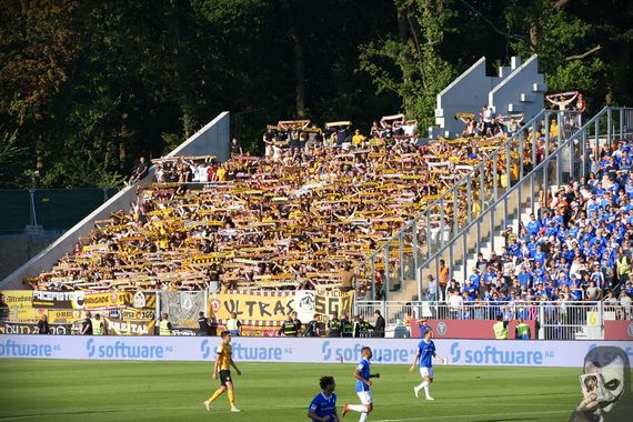 Dynamo-Fans am Freitagabend in Darmstadt.<br />Bild: jokersradeberg.de”><figcaption>Dynamo-Fans am Freitagabend in Darmstadt.<br />Bild: jokersradeberg.de</figcaption></figure>
                </div>
                
                <!-- YouTube (Meta-Feld) -->
                
            </div>
        </article>

                <script>
        (function() {
            var root = document.querySelector('.ff-single-news-gallery');
            if (!root) return;
            var slides = root.querySelectorAll('.ff-single-news-gallery-slide');
            var dots = root.querySelectorAll('.ff-single-news-gallery-dot');
            var prev = root.querySelector('.ff-single-news-gallery-prev');
            var next = root.querySelector('.ff-single-news-gallery-next');
            var n = slides.length;
            if (n < 2) return;
            var i = 0;
            function closeAllImgInfo() {
                root.querySelectorAll('.ff-fv-img-info-host.is-info-open').forEach(function(host) {
                    host.classList.remove('is-info-open');
                    var b = host.querySelector('.ff-fv-img-info-btn');
                    var p = host.querySelector('.ff-fv-img-info-panel');
                    if (b) b.setAttribute('aria-expanded', 'false');
                    if (p) p.setAttribute('aria-hidden', 'true');
                });
            }
            function show(idx) {
                closeAllImgInfo();
                i = ((idx % n) + n) % n;
                for (var s = 0; s < n; s++) {
                    if (s === i) slides[s].removeAttribute('hidden'); else slides[s].setAttribute('hidden', '');
                }
                for (var s = 0; s < dots.length; s++) {
                    dots[s].classList.toggle('is-active', s === i);
                    dots[s].setAttribute('aria-selected', s === i ? 'true' : 'false');
                }
            }
            if (prev) prev.addEventListener('click', function() { show(i - 1); });
            if (next) next.addEventListener('click', function() { show(i + 1); });
            for (var d = 0; d < dots.length; d++) {
                (function(di) { dots[di].addEventListener('click', function() { show(di); }); })(d);
            }
        })();
        </script>
        
        <!-- Kommentare -->
                <section class=