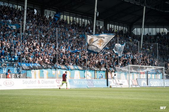 Waldhof-Fans am vergangenen Sonntag beim Heimspiel gegen Duisburg.<br />Bild: Andreas Döring – www.drng.photo”><figcaption>Waldhof-Fans am vergangenen Sonntag beim Heimspiel gegen Duisburg.<br />Bild: Andreas Döring – www.drng.photo</figcaption></figure>
                </div>
                
                <!-- YouTube (Meta-Feld) -->
                
            </div>
        </article>

                <script>
        (function() {
            var root = document.querySelector('.ff-single-news-gallery');
            if (!root) return;
            var slides = root.querySelectorAll('.ff-single-news-gallery-slide');
            var dots = root.querySelectorAll('.ff-single-news-gallery-dot');
            var prev = root.querySelector('.ff-single-news-gallery-prev');
            var next = root.querySelector('.ff-single-news-gallery-next');
            var n = slides.length;
            if (n < 2) return;
            var i = 0;
            function closeAllImgInfo() {
                root.querySelectorAll('.ff-fv-img-info-host.is-info-open').forEach(function(host) {
                    host.classList.remove('is-info-open');
                    var b = host.querySelector('.ff-fv-img-info-btn');
                    var p = host.querySelector('.ff-fv-img-info-panel');
                    if (b) b.setAttribute('aria-expanded', 'false');
                    if (p) p.setAttribute('aria-hidden', 'true');
                });
            }
            function show(idx) {
                closeAllImgInfo();
                i = ((idx % n) + n) % n;
                for (var s = 0; s < n; s++) {
                    if (s === i) slides[s].removeAttribute('hidden'); else slides[s].setAttribute('hidden', '');
                }
                for (var s = 0; s < dots.length; s++) {
                    dots[s].classList.toggle('is-active', s === i);
                    dots[s].setAttribute('aria-selected', s === i ? 'true' : 'false');
                }
            }
            if (prev) prev.addEventListener('click', function() { show(i - 1); });
            if (next) next.addEventListener('click', function() { show(i + 1); });
            for (var d = 0; d < dots.length; d++) {
                (function(di) { dots[di].addEventListener('click', function() { show(di); }); })(d);
            }
        })();
        </script>
        
        <!-- Kommentare -->
                <section class=