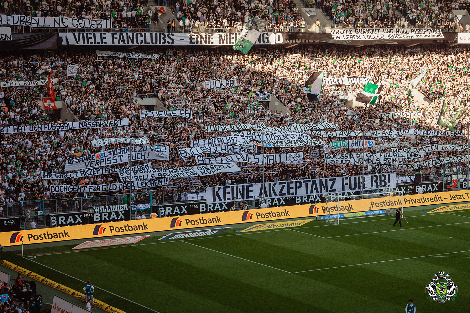 So sahen die Proteste der Borussia Mönchengladbach-Fans im April 2019 beim Heimspiel gegen RB Leipzig aus.<br />Bild: Nordkurvenfotos.de”><figcaption>So sahen die Proteste der Borussia Mönchengladbach-Fans im April 2019 beim Heimspiel gegen RB Leipzig aus.<br />Bild: Nordkurvenfotos.de</figcaption></figure>
<figure><img decoding=