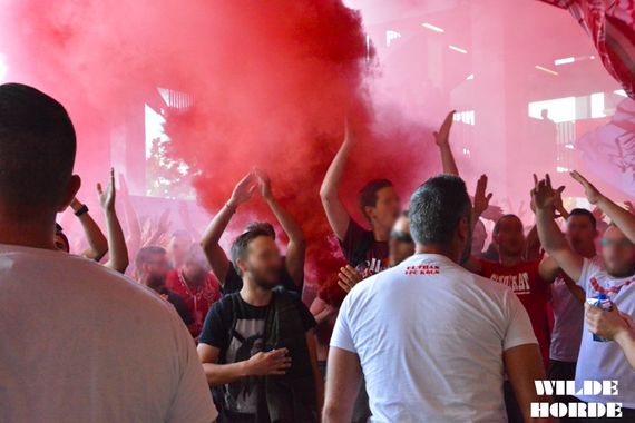 Kölner Ultras beim Einsingen hinter der Südkurve im Blickfeld der neuen Kamera.<br />Bild: WH96.de”><figcaption>Kölner Ultras beim Einsingen hinter der Südkurve im Blickfeld der neuen Kamera.<br />Bild: WH96.de</figcaption></figure>
<figure><img decoding=