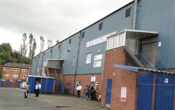 Der Bury FC wurde aus der dritthöchsten Liga in England ausgeschlossen.<br />Bild: Groundhopping.de“><figcaption>Der Bury FC wurde aus der dritthöchsten Liga in England ausgeschlossen.<br />Bild: Groundhopping.de</figcaption></figure>
            </div>

                    </article>

                <section class=