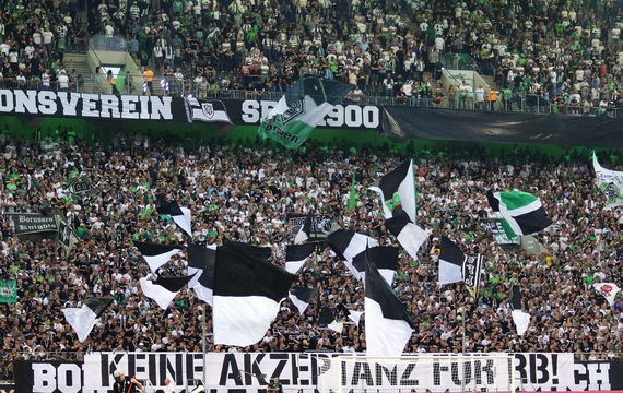 Die Nordkurve protestierte 19:00 Minuten lautstark gegen RB Leipzig.<br />Bild: Dirk Päffgen”><figcaption>Die Nordkurve protestierte 19:00 Minuten lautstark gegen RB Leipzig.<br />Bild: Dirk Päffgen</figcaption></figure>
<figure><img decoding=