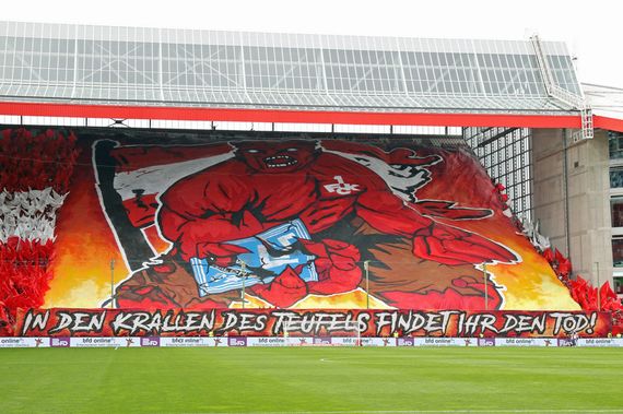 Der erste Teil der Choreografie der FCK-Fans.<br />Bild: www.der-betze-brennt.de”><figcaption>Der erste Teil der Choreografie der FCK-Fans.<br />Bild: www.der-betze-brennt.de</figcaption></figure>
<figure><img decoding=