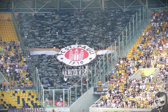 Die Choreografie der mitgereisten FC St. Pauli-Fans.<br />Bild: jokersradeberg.de”><figcaption>Die Choreografie der mitgereisten FC St. Pauli-Fans.<br />Bild: jokersradeberg.de</figcaption></figure>
<figure><img decoding=