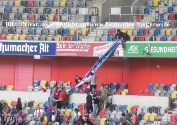 Zwei Eintracht Braunschweig-Fans war es gelungen, die Grotenburg-Zaunfahne zu klauen.<br />Bild: privat”><figcaption>Zwei Eintracht Braunschweig-Fans war es gelungen, die Grotenburg-Zaunfahne zu klauen.<br />Bild: privat</figcaption></figure>
<figure><img decoding=