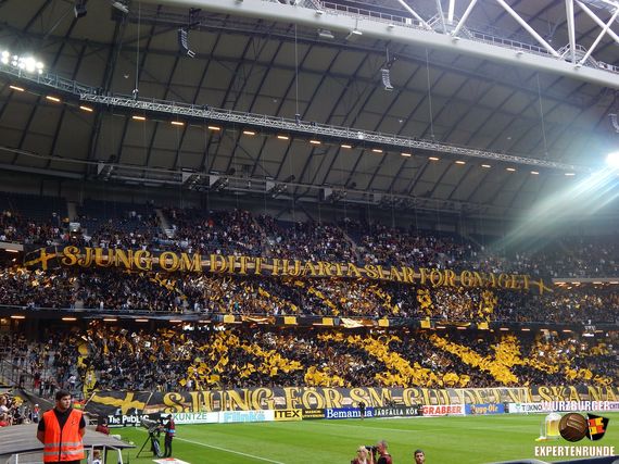 Die Choreografie mit dem AIK-Schriftzug aus Fähnchen.<br />Bild: Würzburger Expertenrunde“><figcaption>Die Choreografie mit dem AIK-Schriftzug aus Fähnchen.<br />Bild: Würzburger Expertenrunde</figcaption></figure>
<figure><img decoding=
