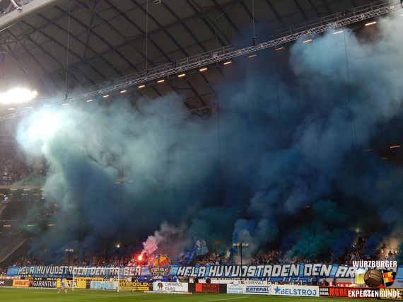 Die Pyroshow der Gästefans.<br />    <button type=