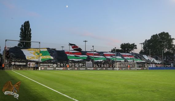 Die Choreografie im Heimblock.<br />Bild: Eintracht-Online.net”><figcaption>Die Choreografie im Heimblock.<br />Bild: Eintracht-Online.net</figcaption></figure>
<figure><img decoding=