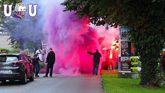 Der Marsch der Austria Salzburg-Fans.<br />Bild: Ultras.at“><figcaption>Der Marsch der Austria Salzburg-Fans.<br />Bild: Ultras.at</figcaption></figure>
<figure><img decoding=