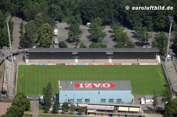 Die SVK-Fanszene wechselte am Dienstag in der Halbzeitpause von Block B in Block D.<br />Bild: Euroluftbild.de”><figcaption>Die SVK-Fanszene wechselte am Dienstag in der Halbzeitpause von Block B in Block D.<br />Bild: Euroluftbild.de</figcaption></figure>
                </div>
                
                <!-- YouTube (Meta-Feld) -->
                
            </div>
        </article>

                <script>
        (function() {
            var root = document.querySelector('.ff-single-news-gallery');
            if (!root) return;
            var slides = root.querySelectorAll('.ff-single-news-gallery-slide');
            var dots = root.querySelectorAll('.ff-single-news-gallery-dot');
            var prev = root.querySelector('.ff-single-news-gallery-prev');
            var next = root.querySelector('.ff-single-news-gallery-next');
            var n = slides.length;
            if (n < 2) return;
            var i = 0;
            function closeAllImgInfo() {
                root.querySelectorAll('.ff-fv-img-info-host.is-info-open').forEach(function(host) {
                    host.classList.remove('is-info-open');
                    var b = host.querySelector('.ff-fv-img-info-btn');
                    var p = host.querySelector('.ff-fv-img-info-panel');
                    if (b) b.setAttribute('aria-expanded', 'false');
                    if (p) p.setAttribute('aria-hidden', 'true');
                });
            }
            function show(idx) {
                closeAllImgInfo();
                i = ((idx % n) + n) % n;
                for (var s = 0; s < n; s++) {
                    if (s === i) slides[s].removeAttribute('hidden'); else slides[s].setAttribute('hidden', '');
                }
                for (var s = 0; s < dots.length; s++) {
                    dots[s].classList.toggle('is-active', s === i);
                    dots[s].setAttribute('aria-selected', s === i ? 'true' : 'false');
                }
            }
            if (prev) prev.addEventListener('click', function() { show(i - 1); });
            if (next) next.addEventListener('click', function() { show(i + 1); });
            for (var d = 0; d < dots.length; d++) {
                (function(di) { dots[di].addEventListener('click', function() { show(di); }); })(d);
            }
        })();
        </script>
        
        <!-- Kommentare -->
                <section class=