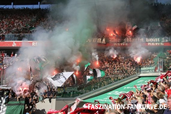 Die Pyroshow der Mönchengladbach-Fans.<br />Bild: Faszination Fankurve”><figcaption>Die Pyroshow der Mönchengladbach-Fans.<br />Bild: Faszination Fankurve</figcaption></figure>
<figure><img decoding=