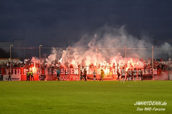 Die Pyroshow der RWE-Fans in Lippstadt.<br />Bild: Jawattdenn.de”><figcaption>Die Pyroshow der RWE-Fans in Lippstadt.<br />Bild: Jawattdenn.de</figcaption></figure>
<figure><img decoding=