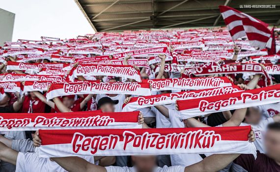 Das Thema Polizeiwillkür ist in den aktiven Fanszenen häufig präsent.<br />Symbolbild: Ultras-Regensburg.de”><figcaption>Das Thema Polizeiwillkür ist in den aktiven Fanszenen häufig präsent.<br />Symbolbild: Ultras-Regensburg.de</figcaption></figure>
                </div>
                
                <!-- YouTube (Meta-Feld) -->
                
            </div>
        </article>

                <script>
        (function() {
            var root = document.querySelector('.ff-single-news-gallery');
            if (!root) return;
            var slides = root.querySelectorAll('.ff-single-news-gallery-slide');
            var dots = root.querySelectorAll('.ff-single-news-gallery-dot');
            var prev = root.querySelector('.ff-single-news-gallery-prev');
            var next = root.querySelector('.ff-single-news-gallery-next');
            var n = slides.length;
            if (n < 2) return;
            var i = 0;
            function closeAllImgInfo() {
                root.querySelectorAll('.ff-fv-img-info-host.is-info-open').forEach(function(host) {
                    host.classList.remove('is-info-open');
                    var b = host.querySelector('.ff-fv-img-info-btn');
                    var p = host.querySelector('.ff-fv-img-info-panel');
                    if (b) b.setAttribute('aria-expanded', 'false');
                    if (p) p.setAttribute('aria-hidden', 'true');
                });
            }
            function show(idx) {
                closeAllImgInfo();
                i = ((idx % n) + n) % n;
                for (var s = 0; s < n; s++) {
                    if (s === i) slides[s].removeAttribute('hidden'); else slides[s].setAttribute('hidden', '');
                }
                for (var s = 0; s < dots.length; s++) {
                    dots[s].classList.toggle('is-active', s === i);
                    dots[s].setAttribute('aria-selected', s === i ? 'true' : 'false');
                }
            }
            if (prev) prev.addEventListener('click', function() { show(i - 1); });
            if (next) next.addEventListener('click', function() { show(i + 1); });
            for (var d = 0; d < dots.length; d++) {
                (function(di) { dots[di].addEventListener('click', function() { show(di); }); })(d);
            }
        })();
        </script>
        
        <!-- Kommentare -->
                <section class=