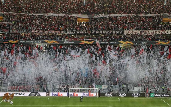 Die Luftschlangen in der Nordwestkurve.<br />Bild: Eintracht-Online.net”><figcaption>Die Luftschlangen in der Nordwestkurve.<br />Bild: Eintracht-Online.net</figcaption></figure>
<figure><img decoding=