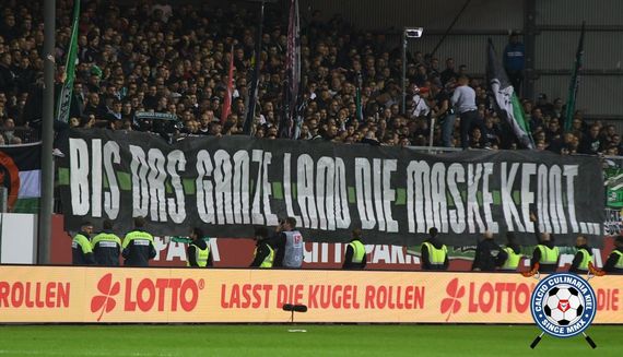 Mit diesem Spruchband wurde die Pyroshow zu zehn Jahren West Hannover eingeleitet.<br />Bild: Calcio-Culinaria.de”><figcaption>Mit diesem Spruchband wurde die Pyroshow zu zehn Jahren West Hannover eingeleitet.<br />Bild: Calcio-Culinaria.de</figcaption></figure>
<figure><img decoding=