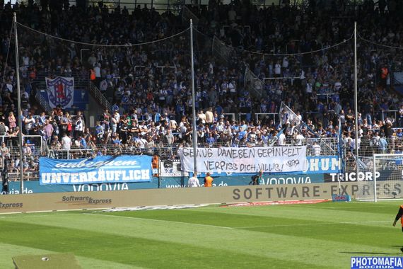 Zwei klare Botschaften der Ultras Bochum beim Heimspiel gegen Dynamo Dresden.<br />Bild: Photomafia-Bochum.de”><figcaption>Zwei klare Botschaften der Ultras Bochum beim Heimspiel gegen Dynamo Dresden.<br />Bild: Photomafia-Bochum.de</figcaption></figure>
<figure><img decoding=