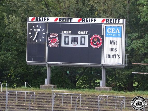 Die Anzeigetafel mit den Logos der beiden Ultràgruppen.<br />Bild: timo0711.blogspot.de”><figcaption>Die Anzeigetafel mit den Logos der beiden Ultràgruppen.<br />Bild: timo0711.blogspot.de</figcaption></figure>
<figure><img decoding=