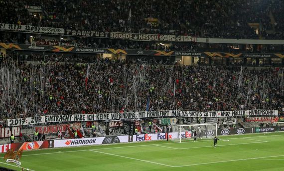 Spruchband gegen Andreas Möller beim SGE-Heimspiel gegen Arsenal.<br />Bild: Eintracht-Online.net”><figcaption>Spruchband gegen Andreas Möller beim SGE-Heimspiel gegen Arsenal.<br />Bild: Eintracht-Online.net</figcaption></figure>
<figure><img decoding=