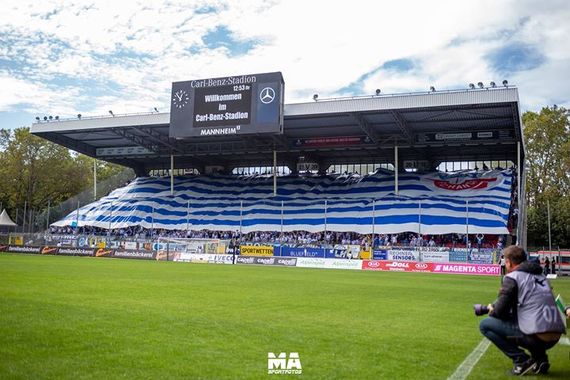 Die Blockfahne der Hansa-Fans auf der Westtribüne.<br />Bild: MA Photography – Marino Alfio”><figcaption>Die Blockfahne der Hansa-Fans auf der Westtribüne.<br />Bild: MA Photography – Marino Alfio</figcaption></figure>
<figure><img decoding=
