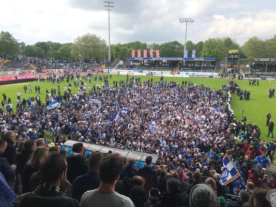 Der Vorfall ereignete sich beim Platzsturm der KSC-Fans in Münster.<br />Bild: Photomafia-Bochum.de”><figcaption>Der Vorfall ereignete sich beim Platzsturm der KSC-Fans in Münster.<br />Bild: Photomafia-Bochum.de</figcaption></figure>
                </div>
                
                <!-- YouTube (Meta-Feld) -->
                
            </div>
        </article>

                <script>
        (function() {
            var root = document.querySelector('.ff-single-news-gallery');
            if (!root) return;
            var slides = root.querySelectorAll('.ff-single-news-gallery-slide');
            var dots = root.querySelectorAll('.ff-single-news-gallery-dot');
            var prev = root.querySelector('.ff-single-news-gallery-prev');
            var next = root.querySelector('.ff-single-news-gallery-next');
            var n = slides.length;
            if (n < 2) return;
            var i = 0;
            function closeAllImgInfo() {
                root.querySelectorAll('.ff-fv-img-info-host.is-info-open').forEach(function(host) {
                    host.classList.remove('is-info-open');
                    var b = host.querySelector('.ff-fv-img-info-btn');
                    var p = host.querySelector('.ff-fv-img-info-panel');
                    if (b) b.setAttribute('aria-expanded', 'false');
                    if (p) p.setAttribute('aria-hidden', 'true');
                });
            }
            function show(idx) {
                closeAllImgInfo();
                i = ((idx % n) + n) % n;
                for (var s = 0; s < n; s++) {
                    if (s === i) slides[s].removeAttribute('hidden'); else slides[s].setAttribute('hidden', '');
                }
                for (var s = 0; s < dots.length; s++) {
                    dots[s].classList.toggle('is-active', s === i);
                    dots[s].setAttribute('aria-selected', s === i ? 'true' : 'false');
                }
            }
            if (prev) prev.addEventListener('click', function() { show(i - 1); });
            if (next) next.addEventListener('click', function() { show(i + 1); });
            for (var d = 0; d < dots.length; d++) {
                (function(di) { dots[di].addEventListener('click', function() { show(di); }); })(d);
            }
        })();
        </script>
        
        <!-- Kommentare -->
                <section class=