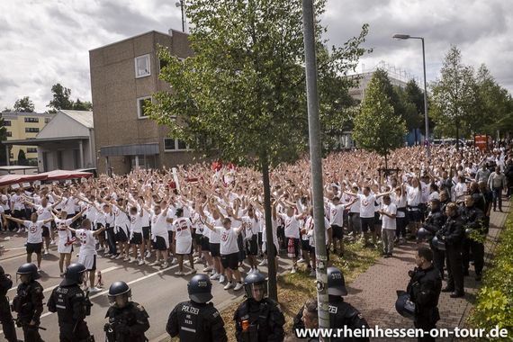 Mainz 05-Fans vorm Derby in Kaiserslautern.<br />Bild: rheinhessen-on-tour.de”><figcaption>Mainz 05-Fans vorm Derby in Kaiserslautern.<br />Bild: rheinhessen-on-tour.de</figcaption></figure>
<figure><img decoding=