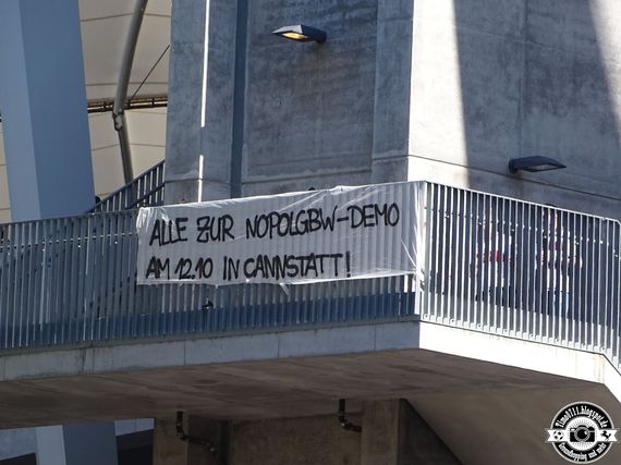 Im Neckarstadion wurde beim VfB Stuttgart-Heimspiel gegen Fürth für die Demo am 12. Oktober mobil gemacht.<br />Bild: timo0711.blogspot.de”><figcaption>Im Neckarstadion wurde beim VfB Stuttgart-Heimspiel gegen Fürth für die Demo am 12. Oktober mobil gemacht.<br />Bild: timo0711.blogspot.de</figcaption></figure>
<figure><img decoding=