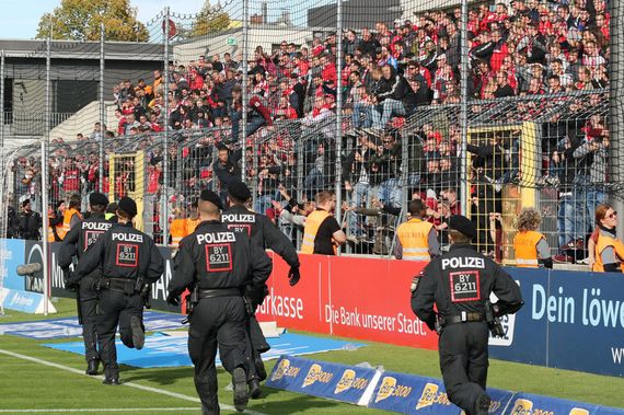 Der FCK kritisierte nun das Vorgehen der Polizei in München.<br />Bild: www.der-betze-brennt.de”><figcaption>Der FCK kritisierte nun das Vorgehen der Polizei in München.<br />Bild: www.der-betze-brennt.de</figcaption></figure>
<figure><img decoding=