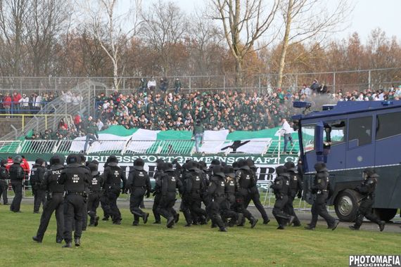 Die Diablos Leutzsch wollten mit ihrer Finte die Sicherheitsbehörden nervös machen.<br />Bild: Photomafia-Bochum.de”><figcaption>Die Diablos Leutzsch wollten mit ihrer Finte die Sicherheitsbehörden nervös machen.<br />Bild: Photomafia-Bochum.de</figcaption></figure>
                </div>
                
                <!-- YouTube (Meta-Feld) -->
                
            </div>
        </article>

                <script>
        (function() {
            var root = document.querySelector('.ff-single-news-gallery');
            if (!root) return;
            var slides = root.querySelectorAll('.ff-single-news-gallery-slide');
            var dots = root.querySelectorAll('.ff-single-news-gallery-dot');
            var prev = root.querySelector('.ff-single-news-gallery-prev');
            var next = root.querySelector('.ff-single-news-gallery-next');
            var n = slides.length;
            if (n < 2) return;
            var i = 0;
            function closeAllImgInfo() {
                root.querySelectorAll('.ff-fv-img-info-host.is-info-open').forEach(function(host) {
                    host.classList.remove('is-info-open');
                    var b = host.querySelector('.ff-fv-img-info-btn');
                    var p = host.querySelector('.ff-fv-img-info-panel');
                    if (b) b.setAttribute('aria-expanded', 'false');
                    if (p) p.setAttribute('aria-hidden', 'true');
                });
            }
            function show(idx) {
                closeAllImgInfo();
                i = ((idx % n) + n) % n;
                for (var s = 0; s < n; s++) {
                    if (s === i) slides[s].removeAttribute('hidden'); else slides[s].setAttribute('hidden', '');
                }
                for (var s = 0; s < dots.length; s++) {
                    dots[s].classList.toggle('is-active', s === i);
                    dots[s].setAttribute('aria-selected', s === i ? 'true' : 'false');
                }
            }
            if (prev) prev.addEventListener('click', function() { show(i - 1); });
            if (next) next.addEventListener('click', function() { show(i + 1); });
            for (var d = 0; d < dots.length; d++) {
                (function(di) { dots[di].addEventListener('click', function() { show(di); }); })(d);
            }
        })();
        </script>
        
        <!-- Kommentare -->
                <section class=
