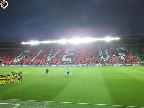 Zettel-Choreografie der Slavia Prag-Fans.<br />Bild: Unterwegs in Sachen Fussball – www.uisf.de“><figcaption>Zettel-Choreografie der Slavia Prag-Fans.<br />Bild: Unterwegs in Sachen Fussball – www.uisf.de</figcaption></figure>
<figure><img decoding=
