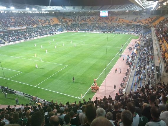 Gladbacher Fans im Gästeblock des Başakşehir Fatih Terim-Stadion.<br />    <button type=