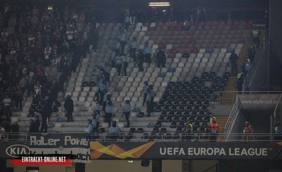 Die Polizei schaffte einen Puffer zwischen Heim- und Gästefans.<br />Bild: Eintracht-Online.net“><figcaption>Die Polizei schaffte einen Puffer zwischen Heim- und Gästefans.<br />Bild: Eintracht-Online.net</figcaption></figure>
<figure><img decoding=
