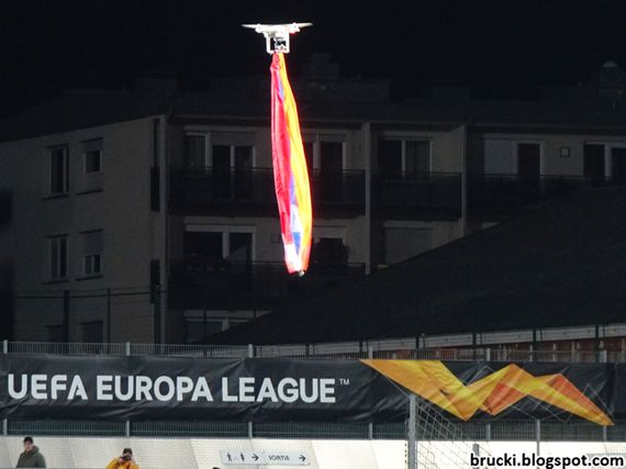 Die Drohne flog von außerhalb ins Stadion hinein.<br />Bild: brucki.blogspot.com“><figcaption>Die Drohne flog von außerhalb ins Stadion hinein.<br />Bild: brucki.blogspot.com</figcaption></figure>
<figure><img decoding=