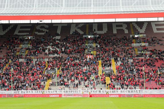 Das Protestplakat in der Westkurve.<br />Bild: www.der-betze-brennt.de”><figcaption>Das Protestplakat in der Westkurve.<br />Bild: www.der-betze-brennt.de</figcaption></figure>
<figure><img decoding=