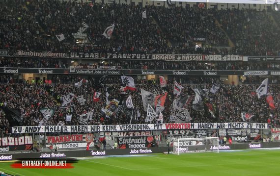 Die Ultras Frankfurt zeigten in der Nordwestkurve erneut ein Spruchband gegen Andy Möller.<br />Bild: Eintracht-Online.net”><figcaption>Die Ultras Frankfurt zeigten in der Nordwestkurve erneut ein Spruchband gegen Andy Möller.<br />Bild: Eintracht-Online.net</figcaption></figure>
<figure><img decoding=