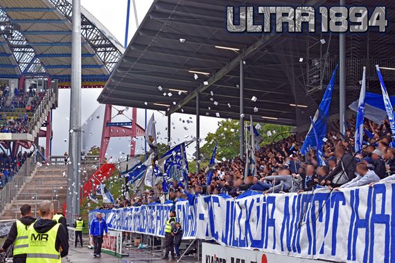 Zahlreiche Exemplare des Grundgesetzes flogen in den Innenraum.<br />Bild: ULTRA1894.de”><figcaption>Zahlreiche Exemplare des Grundgesetzes flogen in den Innenraum.<br />Bild: ULTRA1894.de</figcaption></figure>
<figure><img decoding=