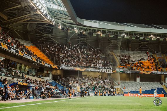Eine Zaunfahne mit Ultras-Schriftzug wurde nicht ins Stadion gelassen, wie die türkische Behöre bestätigte.<br />Bild: Nordkurvenfotos.de“><figcaption>Eine Zaunfahne mit Ultras-Schriftzug wurde nicht ins Stadion gelassen, wie die türkische Behöre bestätigte.<br />Bild: Nordkurvenfotos.de</figcaption></figure>
<figure><img decoding=