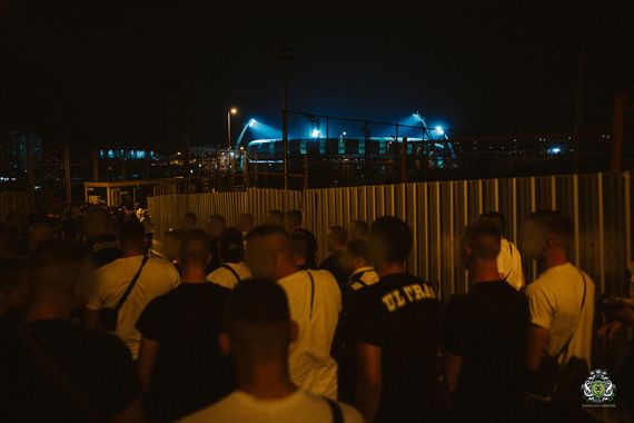 Die Gästefans kamen wegen des vorgeschriebenen Buskovois erst spät am Stadion an.<br />    <button type=
