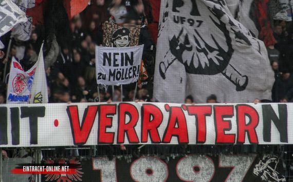 Kritik an der Verpflichtung von Andy Möller kommt in Frankfurt nicht nur von den Ultras.<br />Bild: Eintracht-Online.net”><figcaption>Kritik an der Verpflichtung von Andy Möller kommt in Frankfurt nicht nur von den Ultras.<br />Bild: Eintracht-Online.net</figcaption></figure>
                </div>
                
                <!-- YouTube (Meta-Feld) -->
                
            </div>
        </article>

                <script>
        (function() {
            var root = document.querySelector('.ff-single-news-gallery');
            if (!root) return;
            var slides = root.querySelectorAll('.ff-single-news-gallery-slide');
            var dots = root.querySelectorAll('.ff-single-news-gallery-dot');
            var prev = root.querySelector('.ff-single-news-gallery-prev');
            var next = root.querySelector('.ff-single-news-gallery-next');
            var n = slides.length;
            if (n < 2) return;
            var i = 0;
            function closeAllImgInfo() {
                root.querySelectorAll('.ff-fv-img-info-host.is-info-open').forEach(function(host) {
                    host.classList.remove('is-info-open');
                    var b = host.querySelector('.ff-fv-img-info-btn');
                    var p = host.querySelector('.ff-fv-img-info-panel');
                    if (b) b.setAttribute('aria-expanded', 'false');
                    if (p) p.setAttribute('aria-hidden', 'true');
                });
            }
            function show(idx) {
                closeAllImgInfo();
                i = ((idx % n) + n) % n;
                for (var s = 0; s < n; s++) {
                    if (s === i) slides[s].removeAttribute('hidden'); else slides[s].setAttribute('hidden', '');
                }
                for (var s = 0; s < dots.length; s++) {
                    dots[s].classList.toggle('is-active', s === i);
                    dots[s].setAttribute('aria-selected', s === i ? 'true' : 'false');
                }
            }
            if (prev) prev.addEventListener('click', function() { show(i - 1); });
            if (next) next.addEventListener('click', function() { show(i + 1); });
            for (var d = 0; d < dots.length; d++) {
                (function(di) { dots[di].addEventListener('click', function() { show(di); }); })(d);
            }
        })();
        </script>
        
        <!-- Kommentare -->
                <section class=