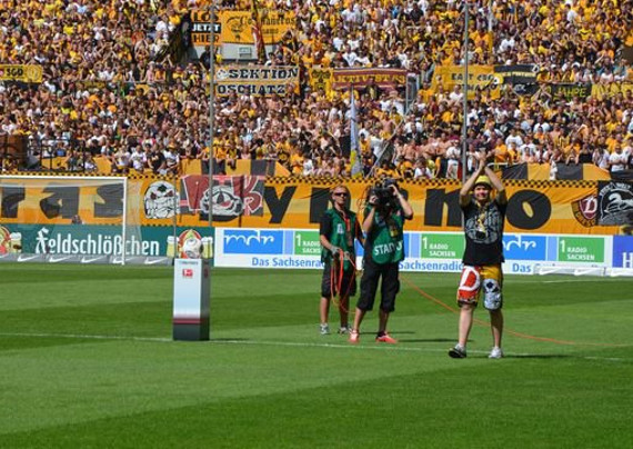 Gegenüber dem Solidaritätskomitee Dynamo erklärte Lehmi, warum die als ungerecht empfundenen Strafbefehle angenommen werden.<br />Bild: Faszination Fankurve”><figcaption>Gegenüber dem Solidaritätskomitee Dynamo erklärte Lehmi, warum die als ungerecht empfundenen Strafbefehle angenommen werden.<br />Bild: Faszination Fankurve</figcaption></figure>
                </div>
                
                <!-- YouTube (Meta-Feld) -->
                
            </div>
        </article>

                <script>
        (function() {
            var root = document.querySelector('.ff-single-news-gallery');
            if (!root) return;
            var slides = root.querySelectorAll('.ff-single-news-gallery-slide');
            var dots = root.querySelectorAll('.ff-single-news-gallery-dot');
            var prev = root.querySelector('.ff-single-news-gallery-prev');
            var next = root.querySelector('.ff-single-news-gallery-next');
            var n = slides.length;
            if (n < 2) return;
            var i = 0;
            function closeAllImgInfo() {
                root.querySelectorAll('.ff-fv-img-info-host.is-info-open').forEach(function(host) {
                    host.classList.remove('is-info-open');
                    var b = host.querySelector('.ff-fv-img-info-btn');
                    var p = host.querySelector('.ff-fv-img-info-panel');
                    if (b) b.setAttribute('aria-expanded', 'false');
                    if (p) p.setAttribute('aria-hidden', 'true');
                });
            }
            function show(idx) {
                closeAllImgInfo();
                i = ((idx % n) + n) % n;
                for (var s = 0; s < n; s++) {
                    if (s === i) slides[s].removeAttribute('hidden'); else slides[s].setAttribute('hidden', '');
                }
                for (var s = 0; s < dots.length; s++) {
                    dots[s].classList.toggle('is-active', s === i);
                    dots[s].setAttribute('aria-selected', s === i ? 'true' : 'false');
                }
            }
            if (prev) prev.addEventListener('click', function() { show(i - 1); });
            if (next) next.addEventListener('click', function() { show(i + 1); });
            for (var d = 0; d < dots.length; d++) {
                (function(di) { dots[di].addEventListener('click', function() { show(di); }); })(d);
            }
        })();
        </script>
        
        <!-- Kommentare -->
                <section class=