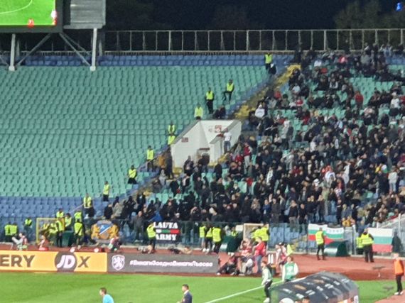 Aus diesem Block kam ein Großteil der rassistischen Beleidigungen.<br />Bild: privat“><figcaption>Aus diesem Block kam ein Großteil der rassistischen Beleidigungen.<br />Bild: privat</figcaption></figure>
<figure><img decoding=